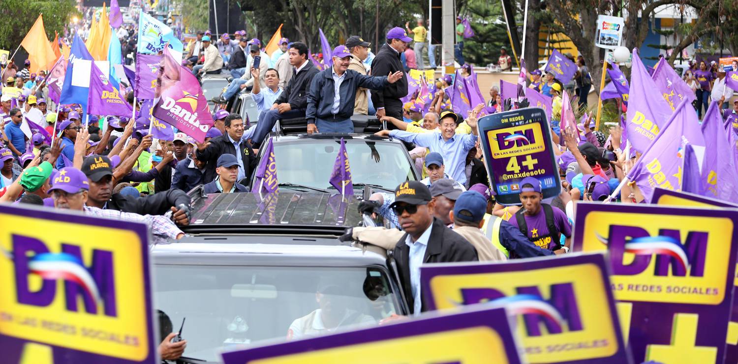 El Presidente “caravanea” por Constanza, La Vega y Bonao